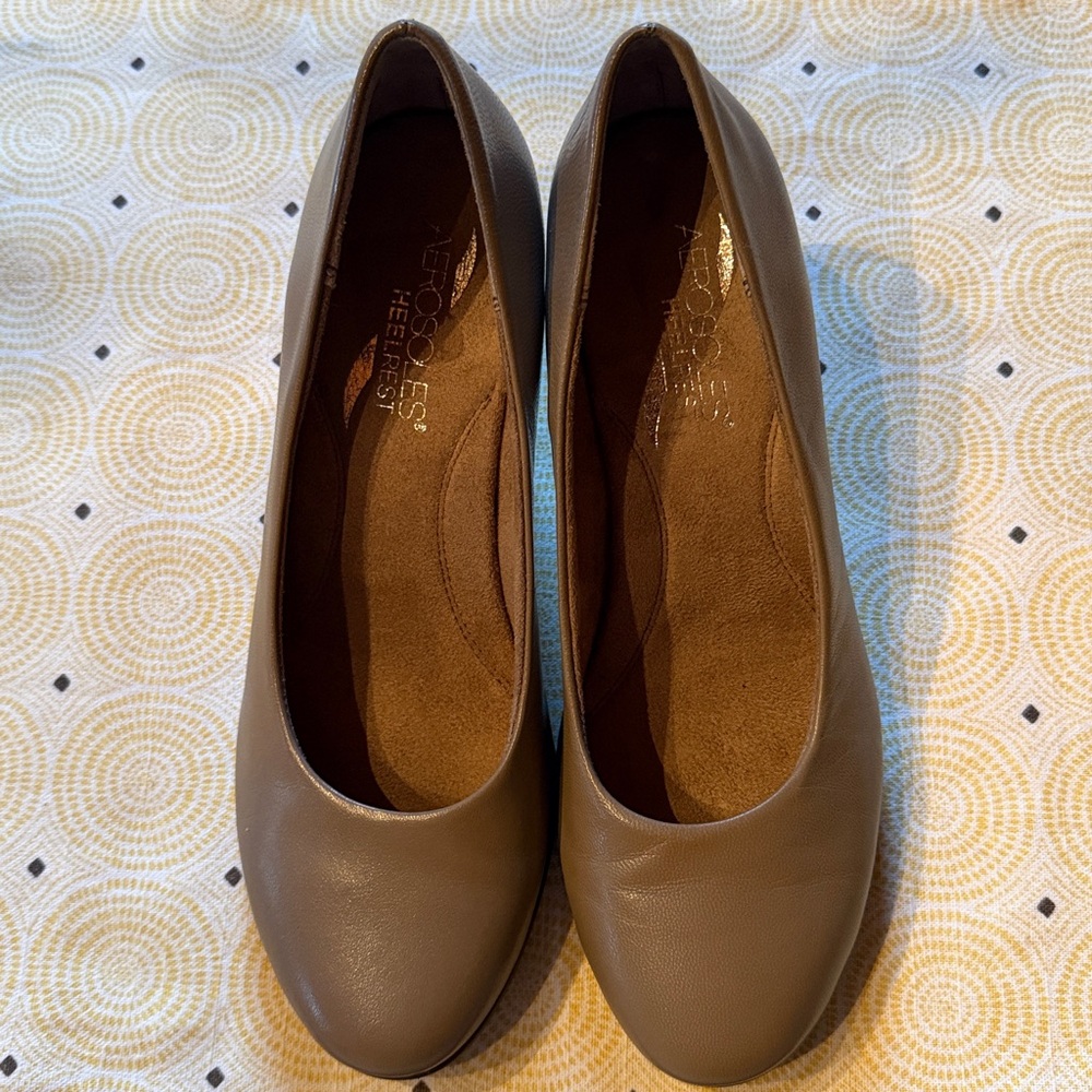 AEROSOLES HeelRest “Red_Hot”Taupe Heels in 5-1/2M.